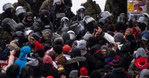 Stire din Actualitate : Poliția din Ottawa a intervenit în forță, cu gaze lacrimogene, și a eliberat zona de la Parlament