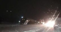 Stire din Eveniment : Un autocar cu 25 de persoane s-a răsturnat pe DN1