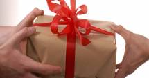 O treime dintre români își oferă lunar cadouri