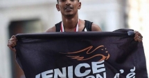 Stire din Sport : Un alergător a câștigat un maraton după ce oamenii din fața lui au mers într-o direcție greșită