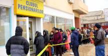 Stire din Politică-Administrație : Distribuirea pachetelor pentru pensionari este incertă. Elevii vor primi însă, cadouri