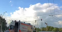 Stire din Eveniment : Scene surprinzătoare în trafic. Un bărbat a coborât din ambulanță la semafor și a fost oprit de jandarmi