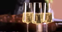 Stire din Eveniment : O clientă a luat la bătaie angajaţii unui bar pentru că nu-şi terminase şampania, iar localul se închidea