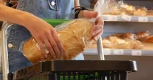Stire din Social : Alertă alimentară. Pâine retrasă din magazine după ce s-a găsit plastic într-un produs