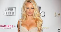 Stire din Monden : Știe ce poate! Pamela  Anderson, goală la 48 de ani
