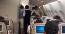 Stire din Actualitate : Haos la bordul unei aeronave! Un pasager a încercat să deschidă ușa avionului deasupra oceanului
