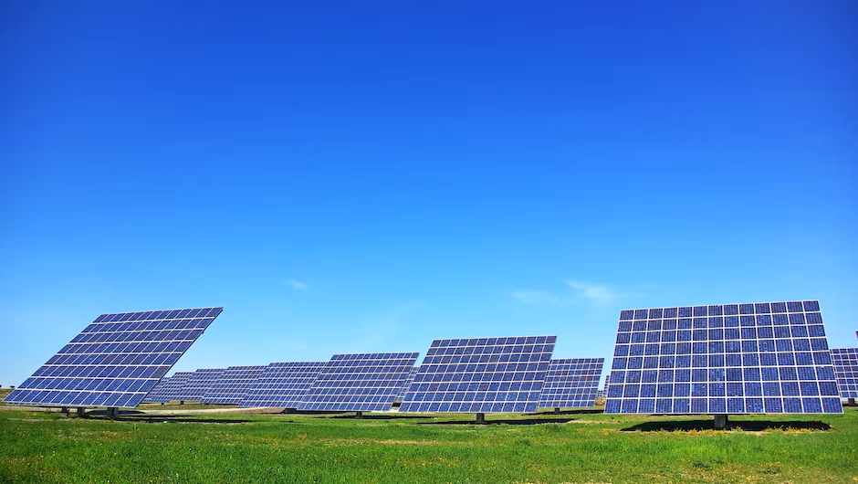 Stire din Social : Hotelierii de pe litoral pun panouri fotovoltaice