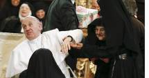 Stire din Actualitate : Papa Francisc, ''atacat'' de călugărițe: ''O să-l mănânce!''