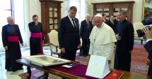 Stire din Politică-Administrație : Iohannis i-a dăruit Papei 17 cadouri simbolice. Iată despre ce este vorba