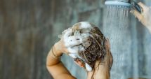 Stire din Sănătate : Sfaturi de la specialiști pentru spălarea profesională a părului