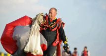 Stire din Eveniment : A pregătit parașutiștii din TRUPELE SPECIALE. "Omul-pasăre", peste 10.000 de salturi la activ