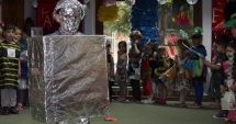 Stire din Cultură-Educație : Parada costumelor reciclabile