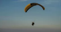 Stire din Actualitate : Coliziune dramatică în aer între o parapantistă și un avion
