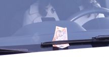 Stire din Eveniment : Bancnota pe parbrizul maşinii, noua metodă de furt în România. Hoţii acţionează în parcările mall-urilor