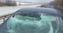 Stire din Eveniment : Aproape de tragedie. Gheața desprinsă de pe o autoutilitară a făcut praf parbrizul unei mașini
