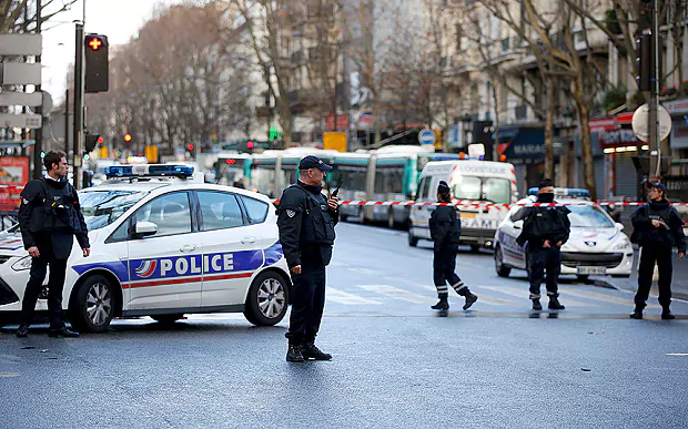 Stire din Actualitate : TEROARE LA PARIS, după o explozie într-un restaurant. Sunt 12 victime