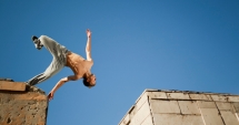 Stire din Eveniment : ȘOCANT. TÂNĂRUL CĂZUT ÎN CAP LA PARKOUR A MURIT