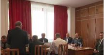 Stire din Politică-Administrație : Cum au sărbătorit parlamentarii cu pahare de vin la 10 dimineaţa. "Doar am ciocnit, nu am băut"