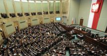 Stire din Actualitate : Sub presiunea populației, parlamentarii își votează reducerea salariilor