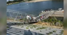 Stire din Eveniment : Momente de panică după ce o pasarelă s-a prăbușit sub turiști. Mai mulți copii au ajuns la spital