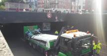 Stire din Actualitate : Imagini uluitoare. Un autocar prea înalt a intrat cu viteză într-un tunel