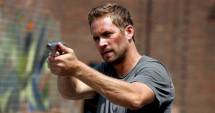 Stire din Actualitate : Tatăl lui Paul Walker cere 2 milioane de dolari de la familia șoferului mașinii în care a murit actorul