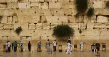 Stire din Actualitate : Pelerini români prinși în mijlocul conflictului din Israel. Patriarhia și Ambasada sar în ajutor