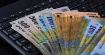 Stire din Eveniment : Pensionarii acuză că banii depuși timp de ani de zile au dispărut. Casierul este cercetat pentru delapidare