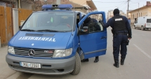 Stire din Eveniment : Furau din case ca să-și cumpere mașini, pe care  le înmatriculau cu acte false