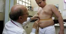 Stire din Sănătate : Pericolul obezității. La ce riscuri se expun copiii care depășesc greutatea ideală