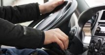 Stire din Eveniment : Un bărbat cu certificat de nevăzător a obținut permisul de conducere cu ajutorul soției