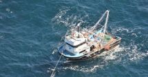 Stire din Eveniment : MINUTELE TREC, NICIUN SEMN! A fost extinsă zona de căutare a celor trei pescari dispăruți în mare