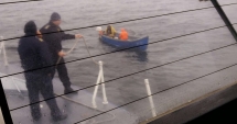 Stire din Eveniment : Pescari din Mangalia, salvați de polițiștii de frontieră constănțeni după ce s-au rătăcit pe mare