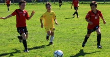 Stire din Sport : Peste 60 de echipe râvnesc la trofeul "Summer Kids Cup", la fotbal