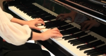 Stire din Cultură-Educație : Universitatea Ovidius. Concert de pian susținut de renumitele pianiste Milica Jelaèa Jovanoviæ și Marija Iliæ