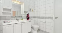 Stire din Actualitate : Cum să-ți organizezi eficient produsele de baie cu un dulap compartimentat?