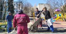 Stire din Social : Pietonale și borduri amplasate la locurile de joacă din Constanța