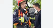 Stire din Eveniment : Salvare spectaculoasă cu final fericit. Pompierii au scos o pisică blocată într-o fântână