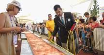 Stire din Actualitate : Cartea Recordurilor. Bucătarii italieni au gătit cea mai lungă pizza din lume