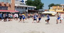 Stire din Sport : Placaje pe nisip!  Start al turneului Oval  5 Beach Rugby România