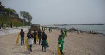 Stire din Social : Plaja din Mangalia, curățată de școlari