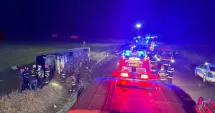 Stire din Eveniment : Plan Roșu activat după ce un autocar s-a răsturnat. Un mort și 14 răniți