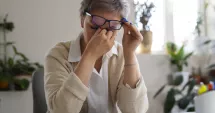 Stire din Sănătate : De ce pleoapa se mișcă involuntar și când e cazul să vă alarmați