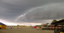 Stire din Social : INFORMARE METEO. Vin PLOI și FURTUNI, la Constanța. Află aici de când se răcorește