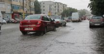 Stire din Eveniment : Trei străzi și o curte, inundate de ploile din seara trecută