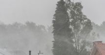 Stire din Social : Ploi torenţiale, descărcări electrice şi intensificări ale vântului, până luni, în cea mai mare parte a ţării