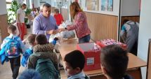 Stire din Social : Copiii și pensionarii din Poarta Albă primesc pachete cu dulciuri și alimente de Paște