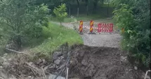 Stire din Social : Sat rămas izolat după ce un pod a fost luat de viitură. Oamenii au rămas cu acces limitat