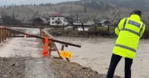Stire din Eveniment : Poduri distruse de viituri după ploi abundente și circulația întreruptă