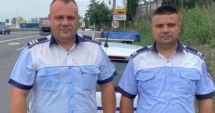Stire din Actualitate : Mesajul unei mame, pentru doi polițiști care au ajutat-o să ajungă cu bebelușul bolnav la spital, când era blocată în trafic
